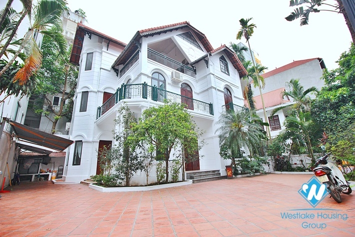 Beautiful house with huge garden for rent in Tay Ho, Ha Noi